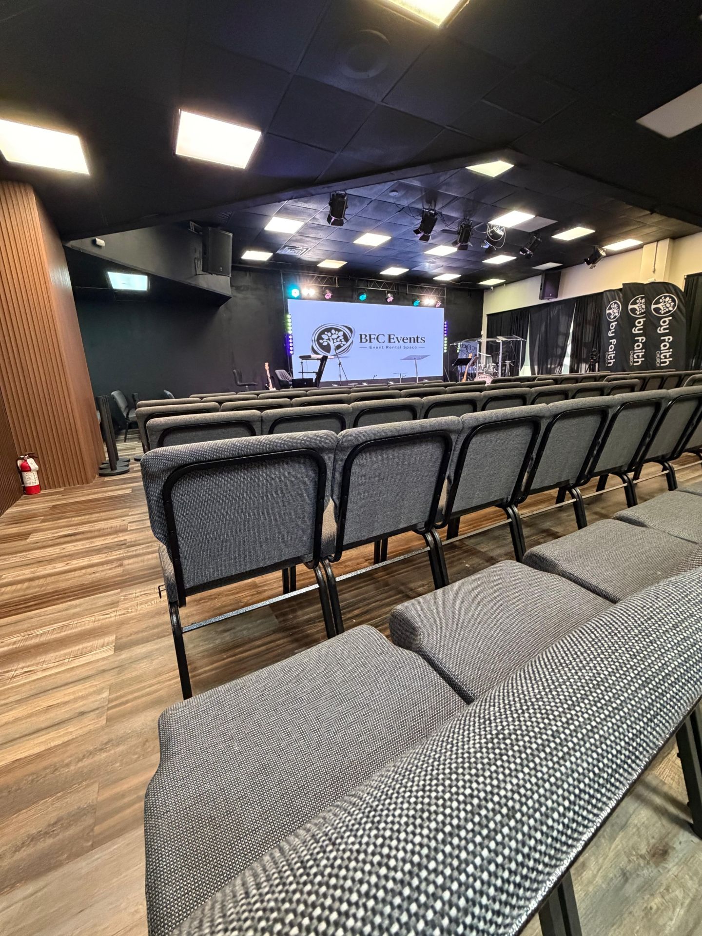 Salão do BFC Events com poltronas, palco e telão de LED