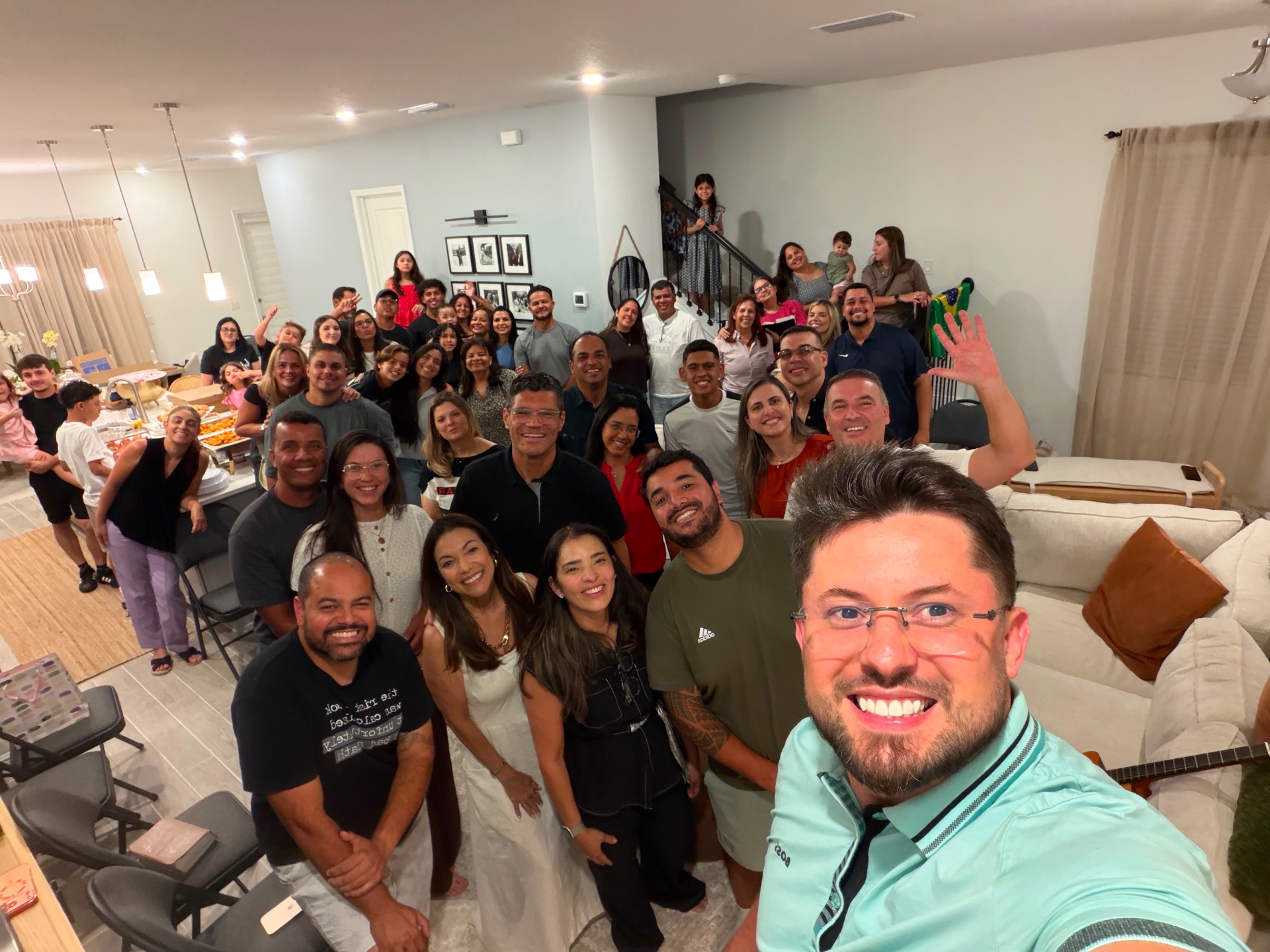 By Faith Group reunido em uma casa