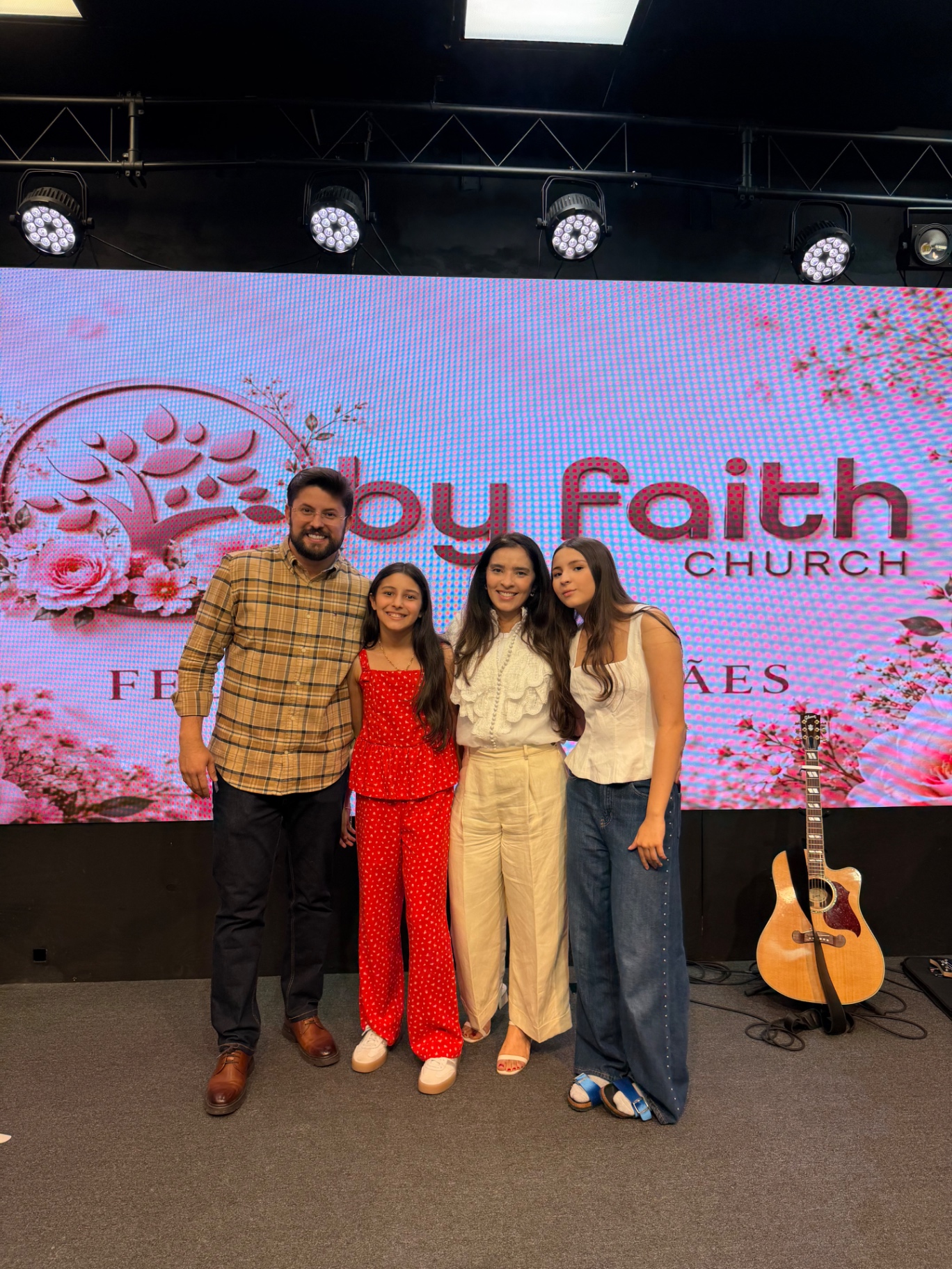 Pastor Brunno Fernandes com a família na By Faith Church