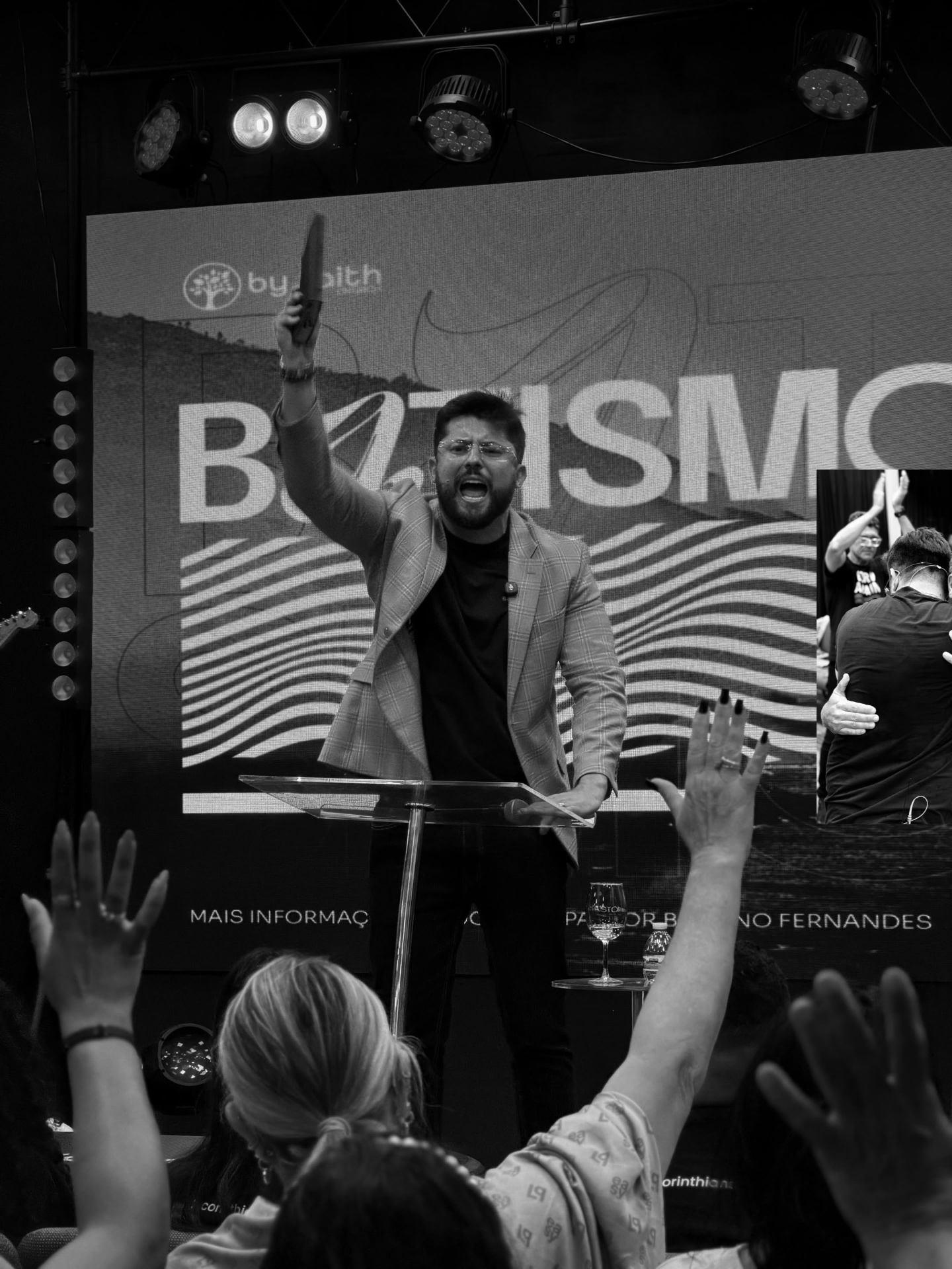 Pastor pregando durante o culto de batismo