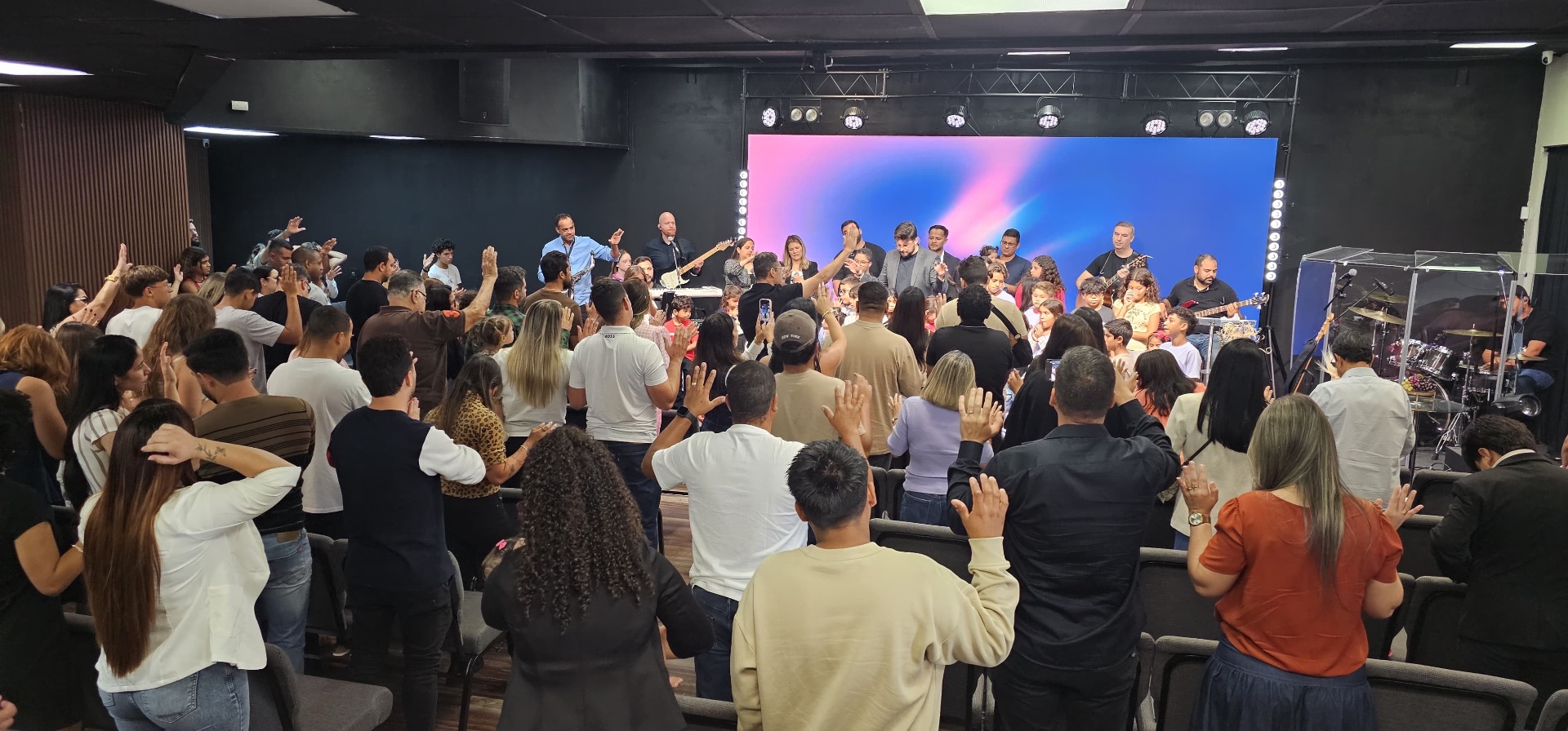 Congregação em adoração durante o culto
