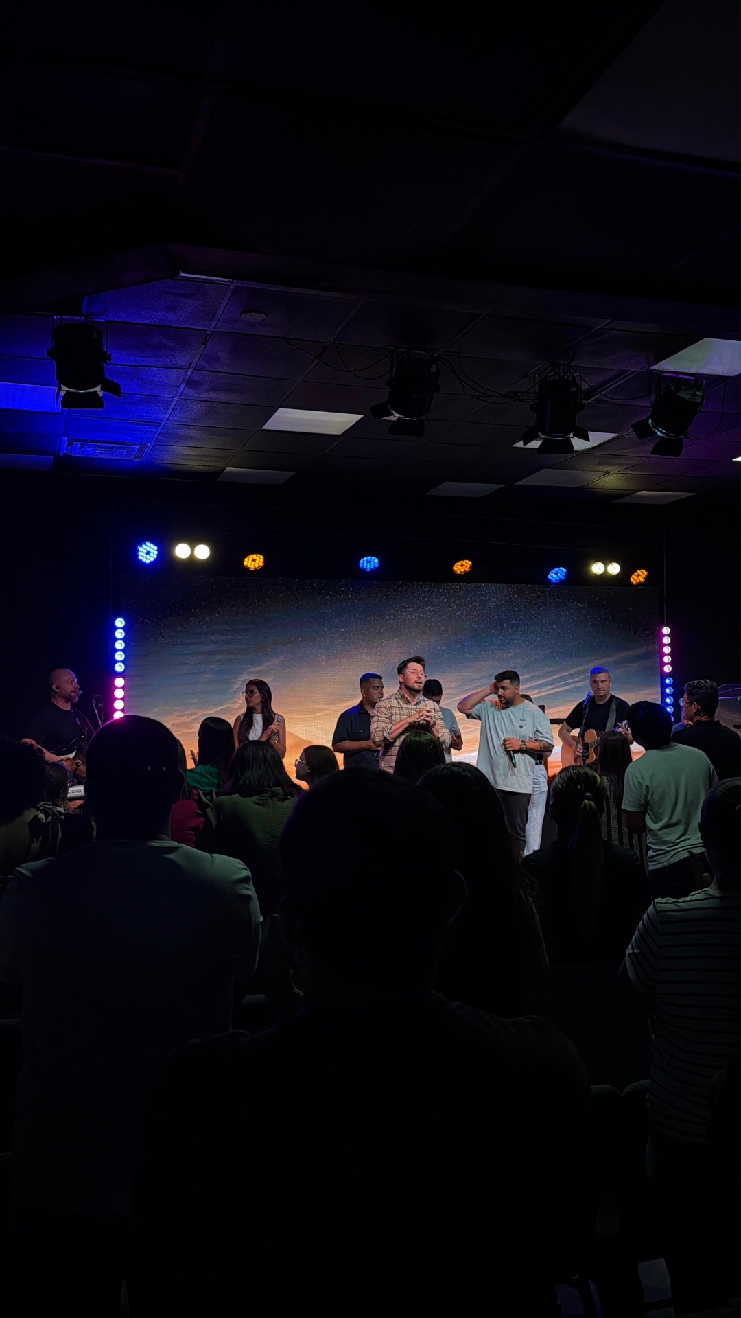 Culto de adoração na By Faith Church